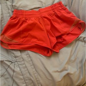 Lululemon hotty hot low rise 2.5in size 6